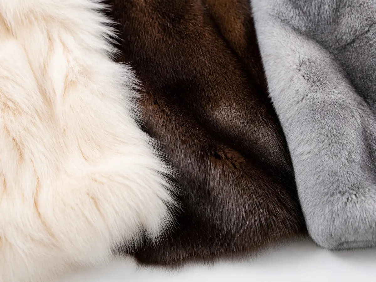 Premium fur fabric swatches — fox fur, mink, and rabbit fur wholesale samples from China supplier