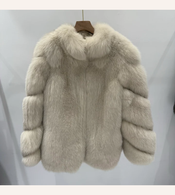 Chaqueta tono marfil de piel de zorro con cuello embudo y paneles
