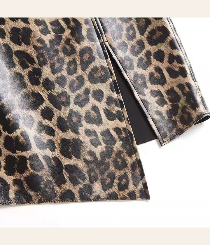 Falda midi de cuero ovino con estampado leopardo y abertura