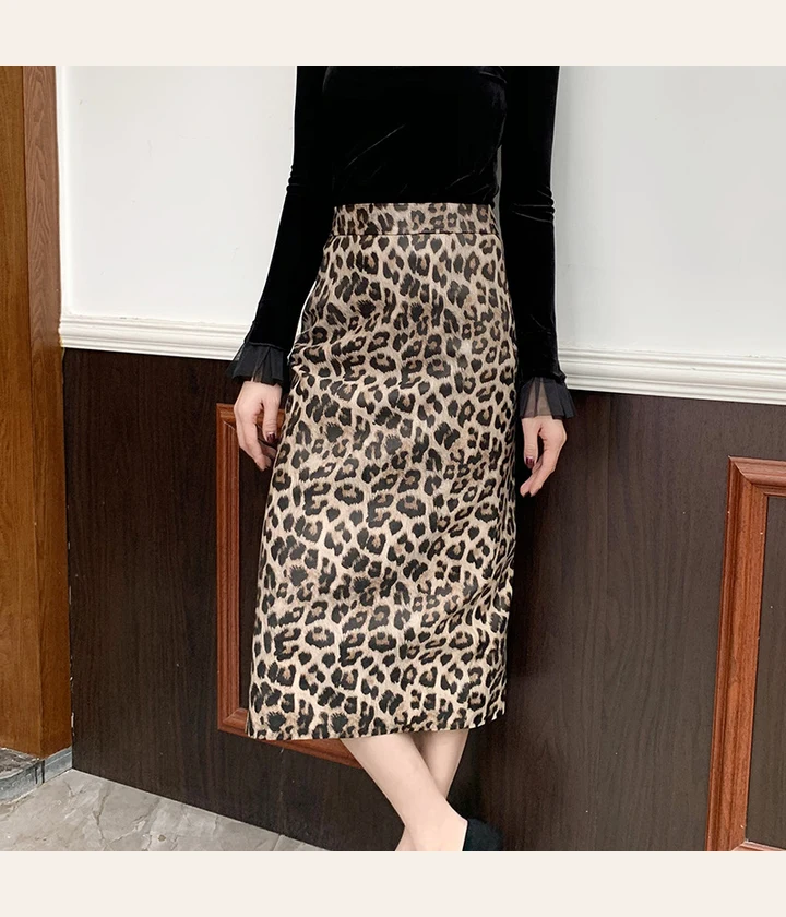 Falda midi lápiz de cuero con estampado leopardo