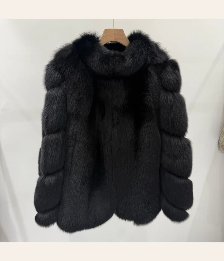 Abrigo negro de piel de zorro con cuello embudo